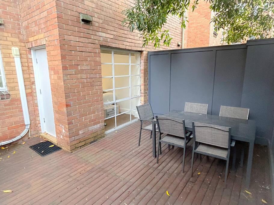 East Melbourne Unit With Courtyard Lägenhet Exteriör bild