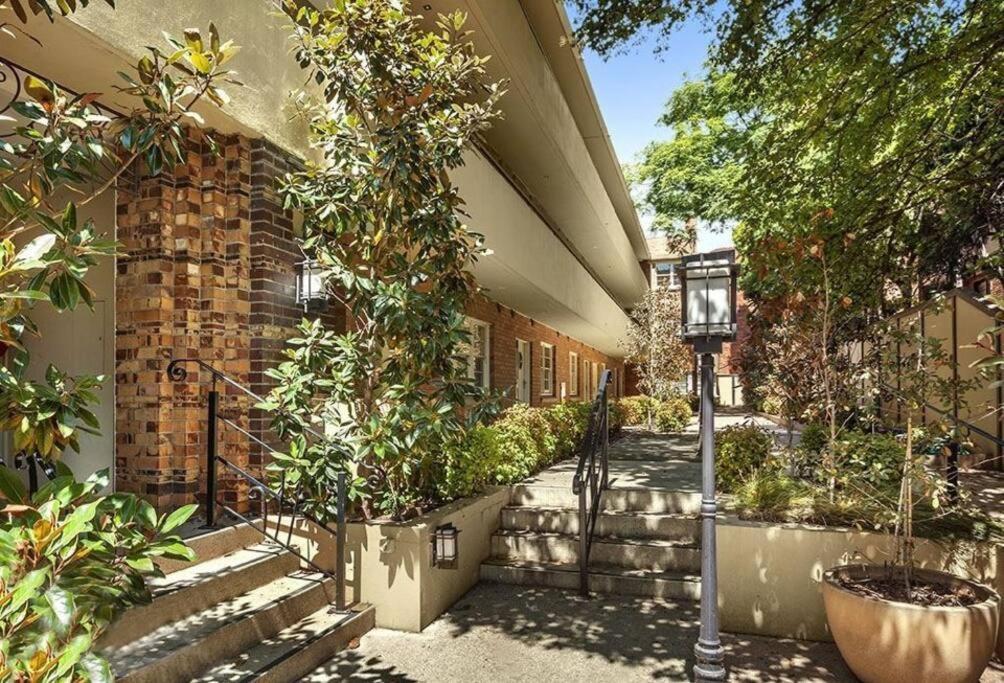 East Melbourne Unit With Courtyard Lägenhet Exteriör bild